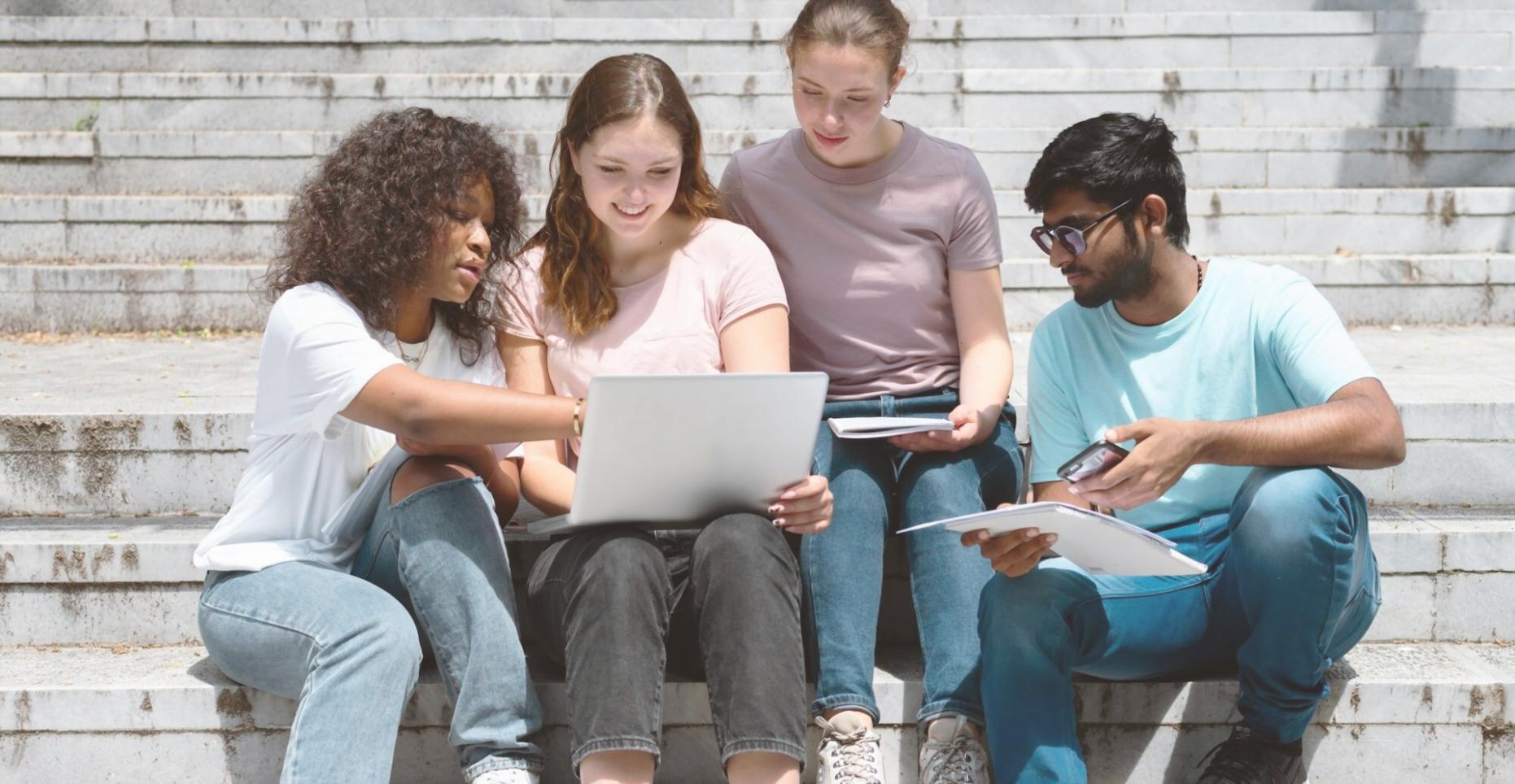 Consultation financière personnalisée dans un bureau moderne